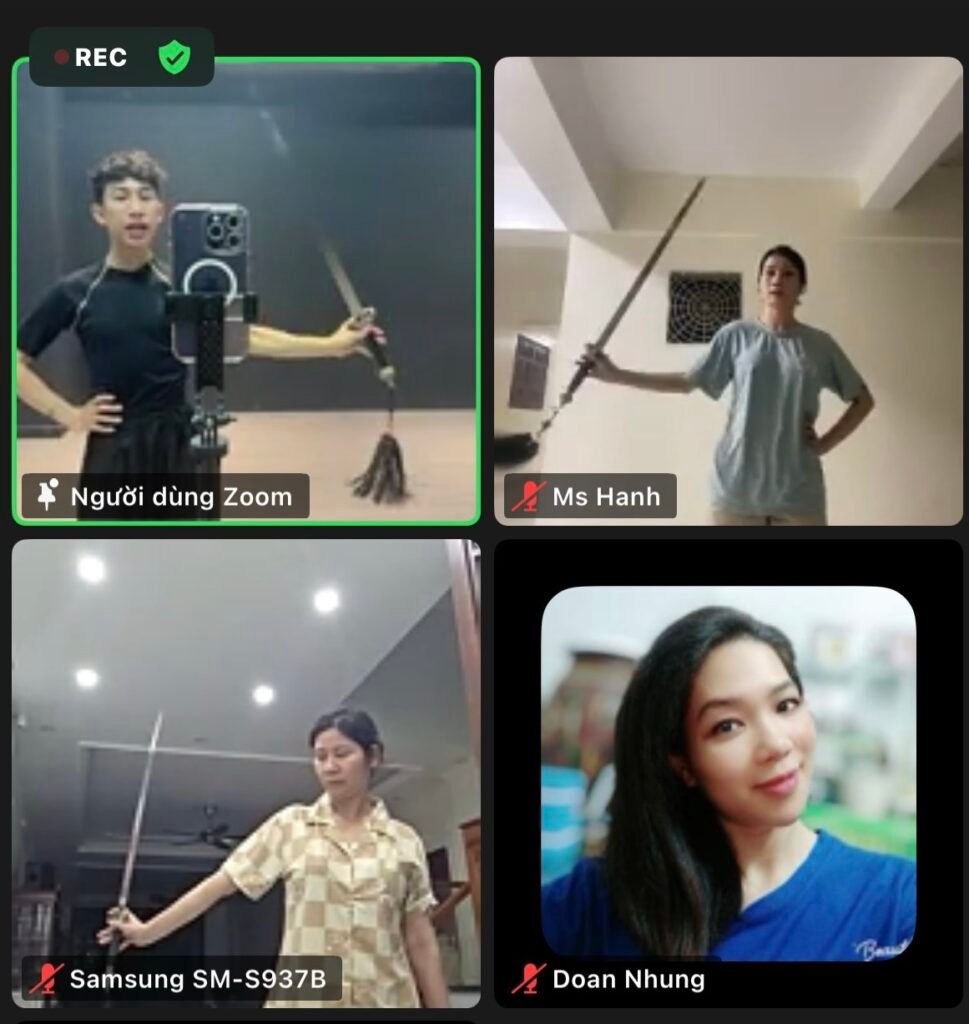 Lớp Múa online của thầy Biệt Dị vẫn sửa kĩ từng học viên