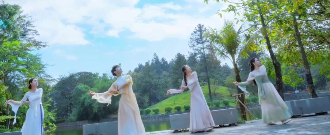 Múa Thính Xuân – bài tốt nghiệp múa Trung Hoa của lớp múa thầy Biệt Dị 1 Múa Thính Xuân – bài tốt nghiệp múa Trung Hoa của lớp múa thầy Biệt Dị